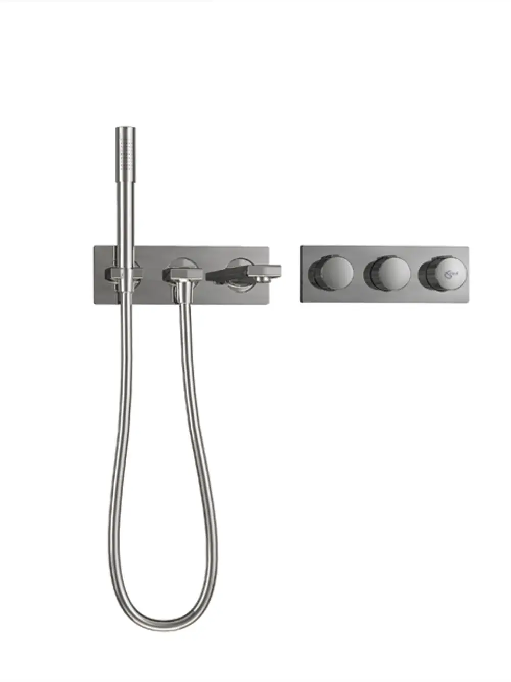 Badeanwendung von Ideal Standard mit Wandauslauf und flexibiler Handbrause, bestehend aus verchromtem Material, montiert an der Wand.